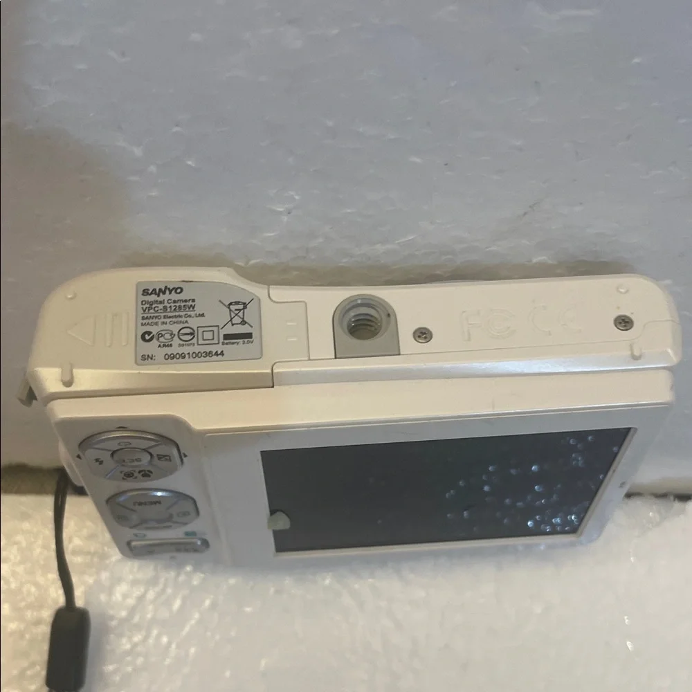 Sanyo VPC-S1285W Digital Camera 12.0 Megapixels white iso 1600 large LCD